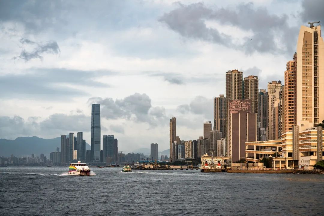 又走6萬人！香港移居潮持續(xù)！內(nèi)地卻拼命搶香港身份？
